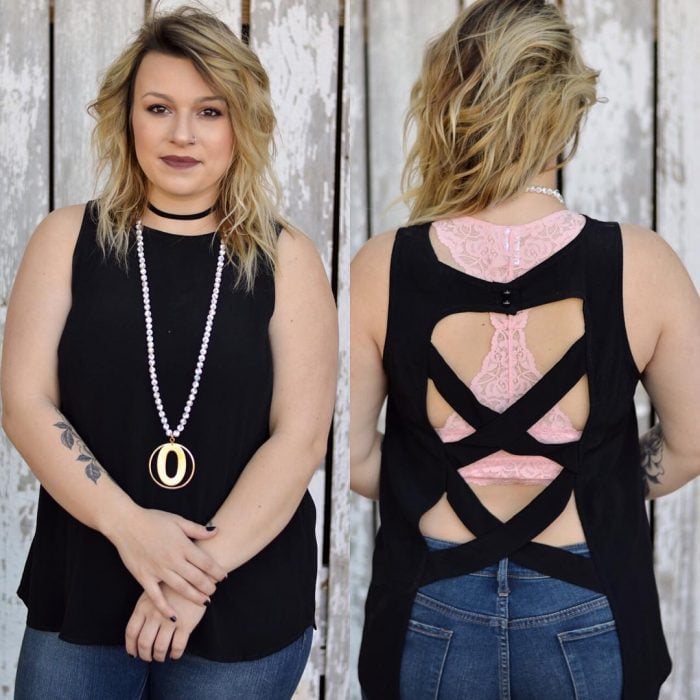 Chica mostrando la espalda de un bralette de color rosa 