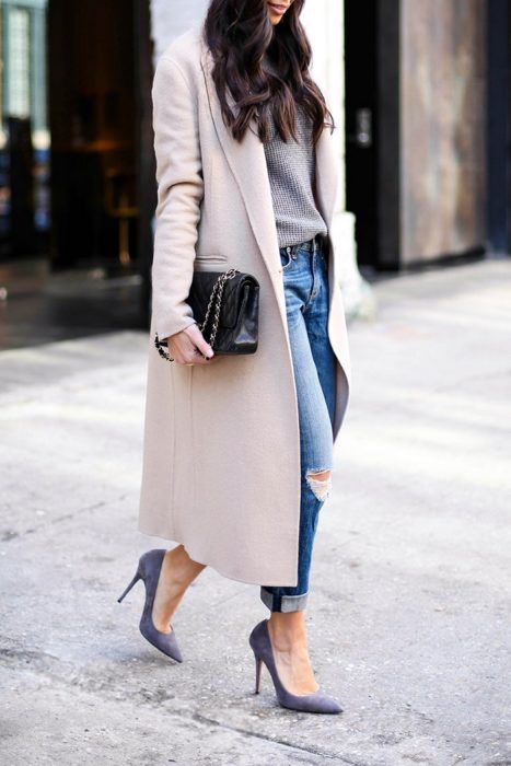 mujer caminando en la calle con tacones y saco beige 