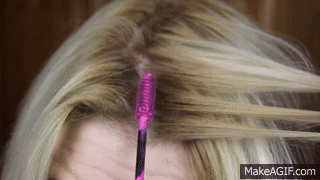 gif chica usando rimel de colores para el cabello 