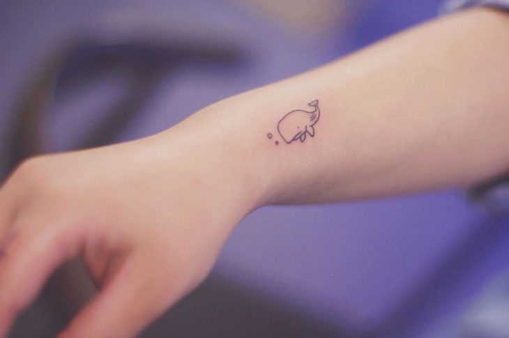 Tatuaje minimalista ballena 