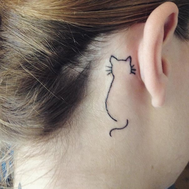 Chica con un tatuaje atrás de la oreja en forma de contorno de gato