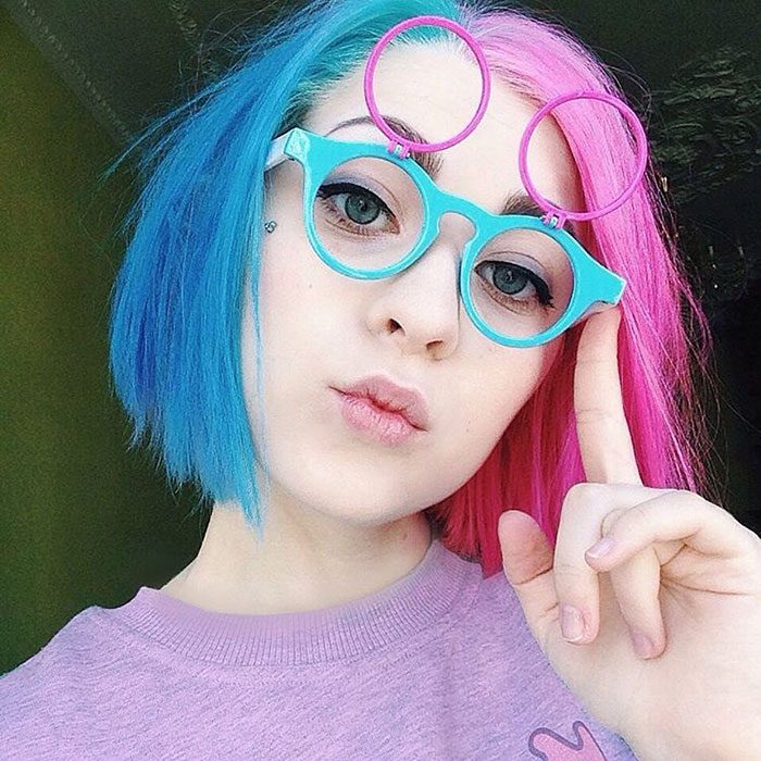 chica con cabello de dos colores diferentes 