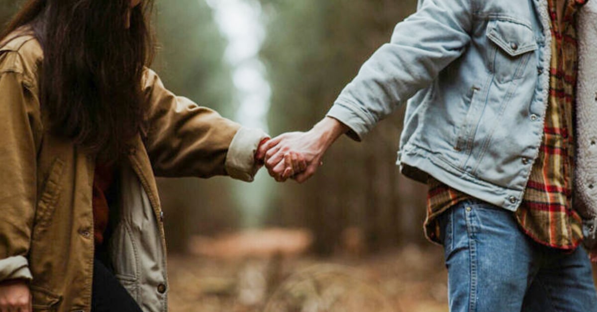 Cómo le tomas la mano a tu pareja dice mucho de su relación