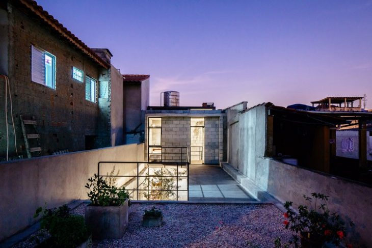 terraza de noche Casa de trabajadora domestica gana premio de arquitectura al edificio del año 