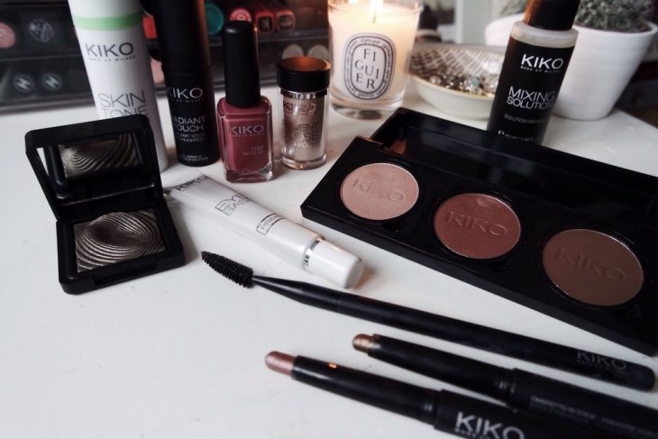 cosmeticos en mesa blanca marca kiko milano 