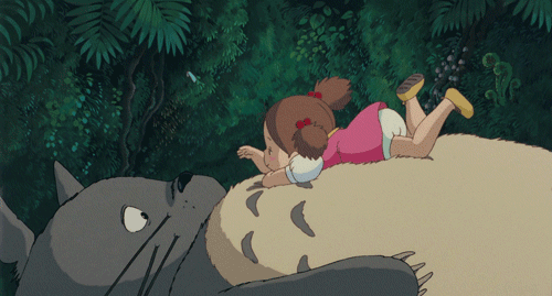 dibujos animados niña acostada sobre oso gigante 