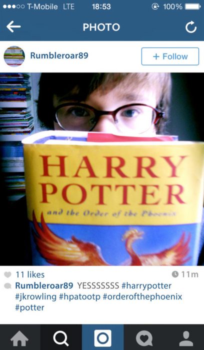 fotografìa en instagram chico leyendo a Harrypotter 