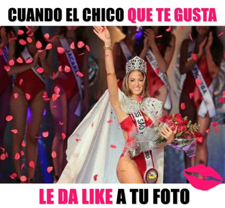 meme ok chicas mujer reina de belleza con flores sonrie 