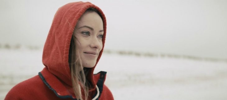 mujer sonríe con sudadera y capucha roja 