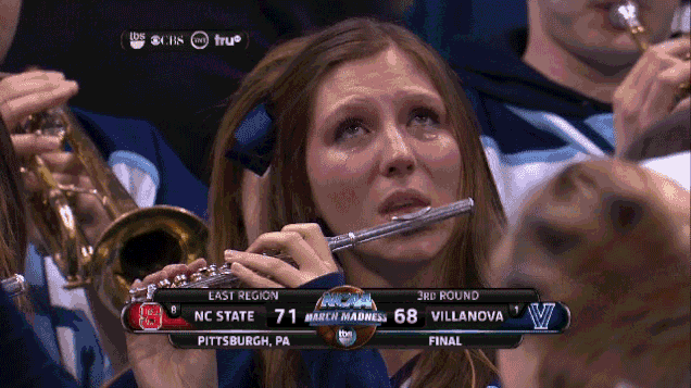 chica llorando y tocando la flauta gif