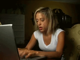 mujer rubia escribiendo en computadora gif 