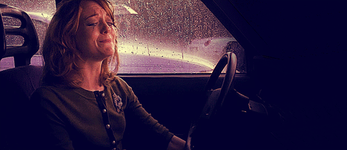 GIF mujer en el carro llorando 
