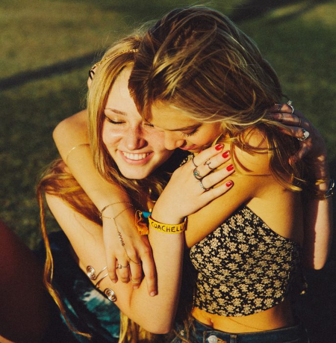 dos chicas abrazadas y sonriendo 