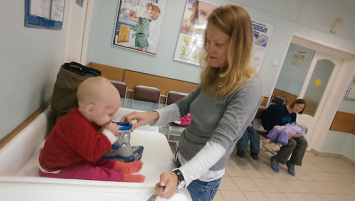 madre en el hospital con su bebe y juguetes