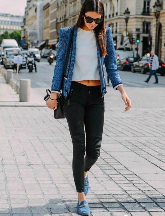 mujer caminando en la calle con saco azul 