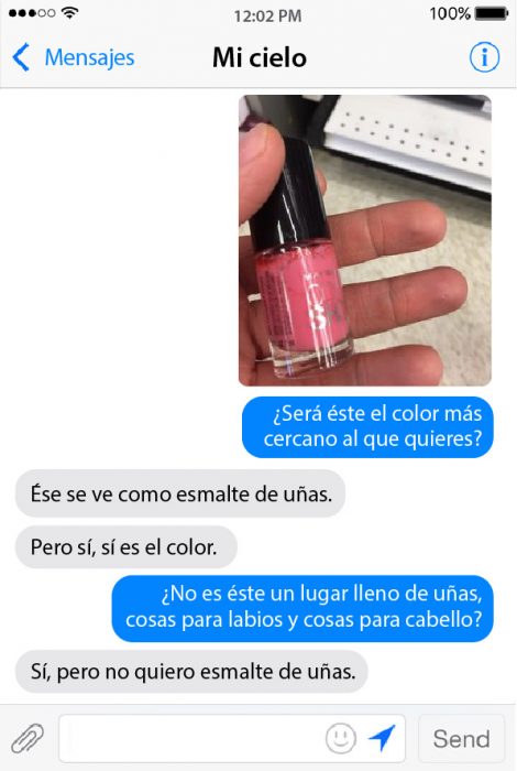 conversacion en chat de pareja foto con mano y esmalte