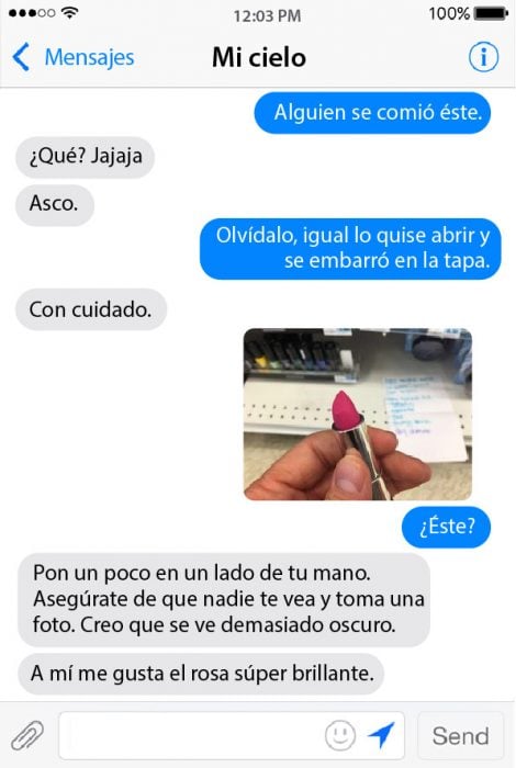 conversacion de chat entre pareja con lipstick en la mano