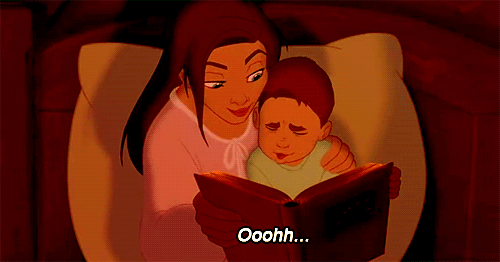 madre con hijo leyendo historia y un libro 