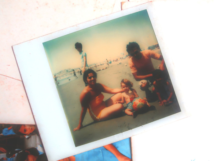 polaroid padres e hijos en la playa 