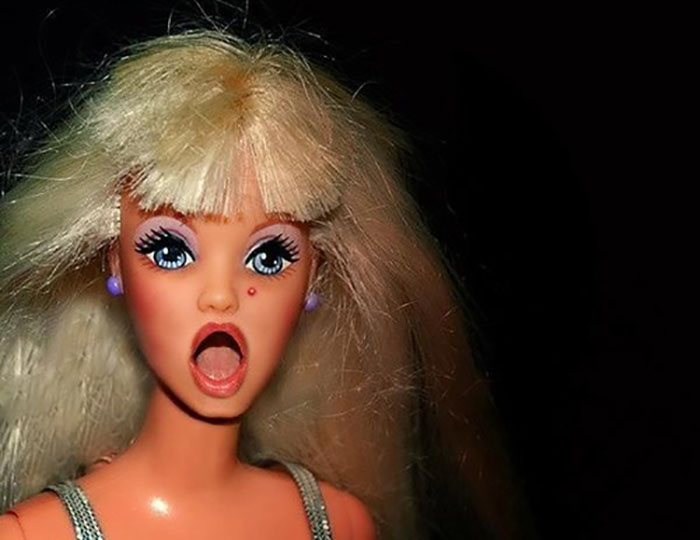 muñeca barbie con boca abierta y acné 