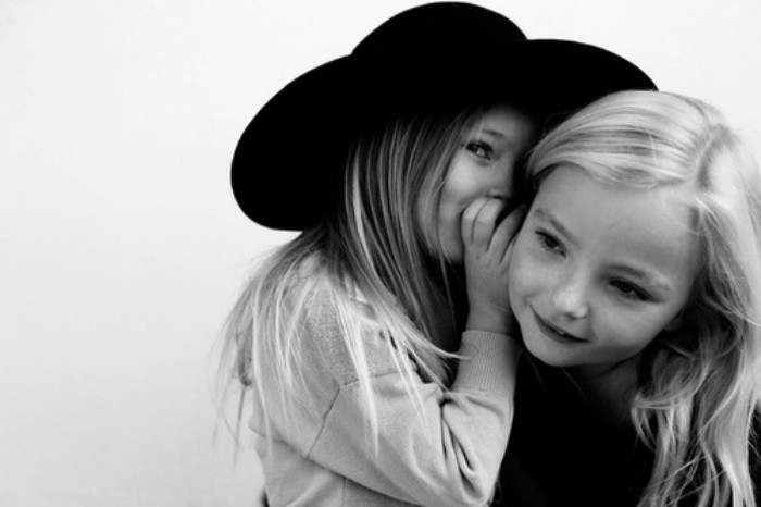 niña sonriendo con sombrero dice secreto 