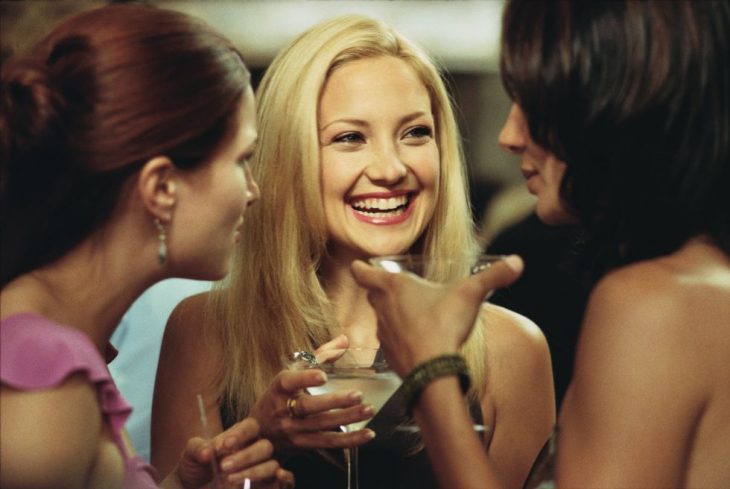 mujeres con copas en las manos y sonriendo 
