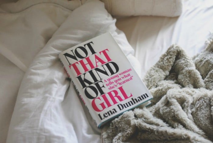 libro en la cama con letras rosas not that kind of girl