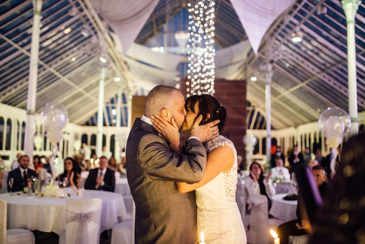 Novios besándose el día de su boda 