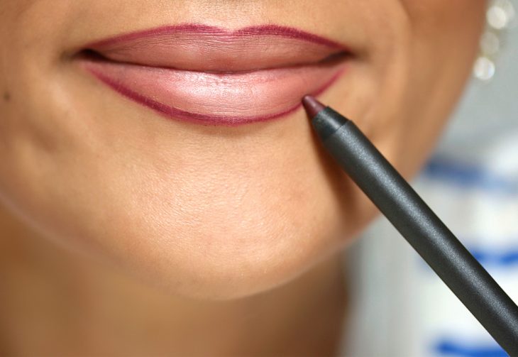 labios con delineador más oscuro que labial 