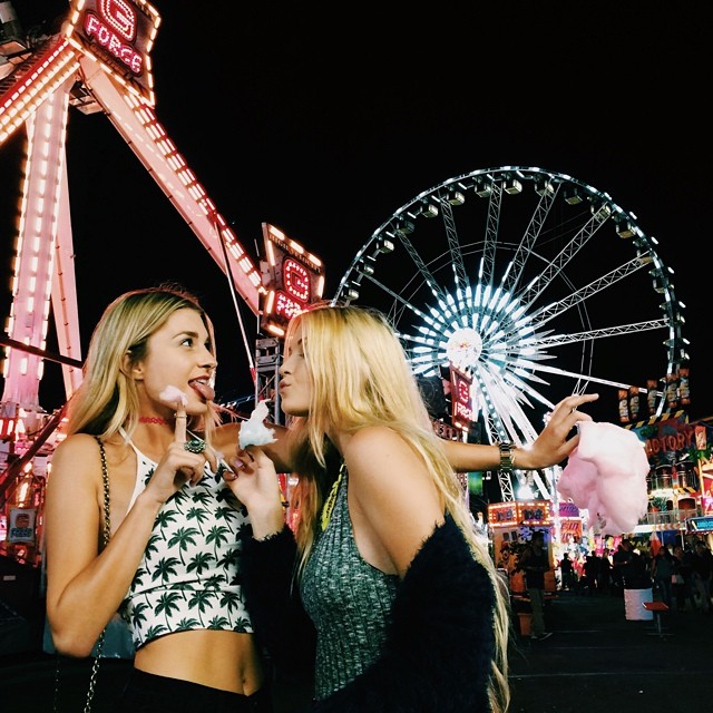 chicas rubias en un parque de diversiones