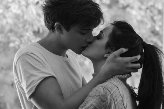 pareja besandose fotografia en blanco y negro 