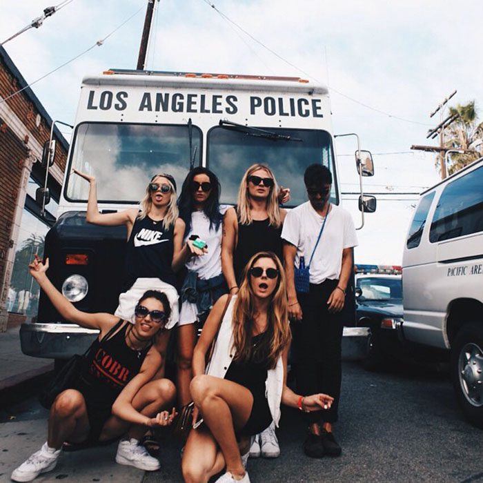 mujeres frente a un camion de policias 