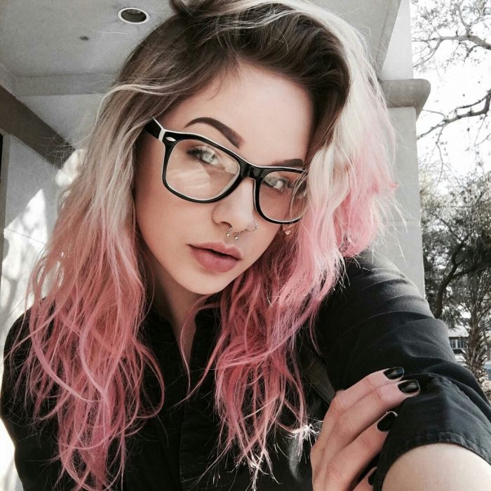 mujer con cabello de colores 