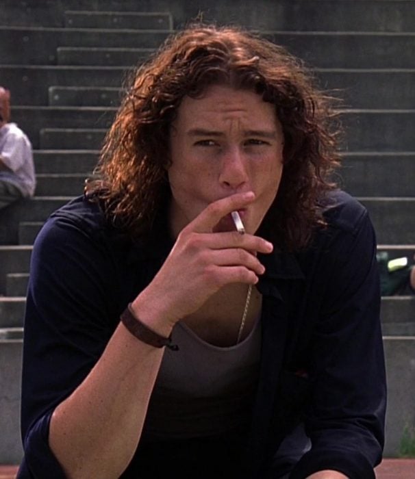  Actor heath ledger de la película 10 cosas que odio de ti fumando mientras está sentado