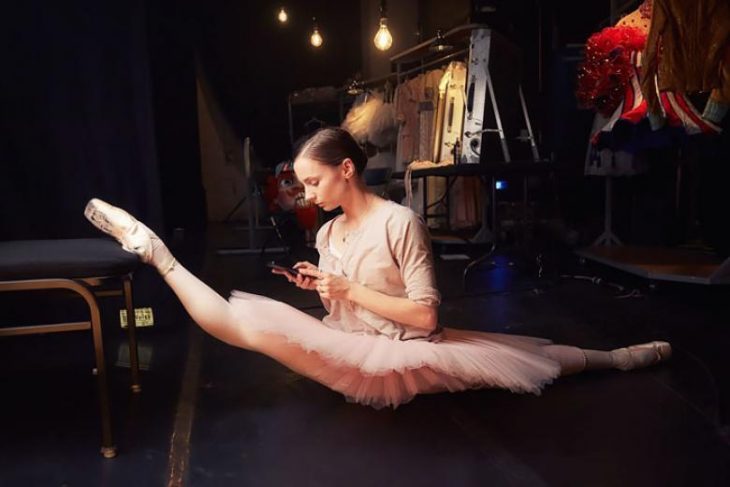 bailarina haciendo estiramientos con una silla