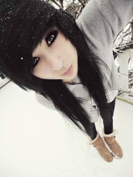 chica emo con ojos muy delineados 