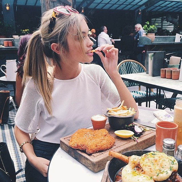 chica comiendo en restaurante 