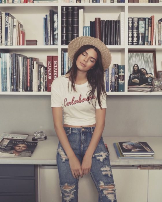 chica con sombrero adentro de una habitacion