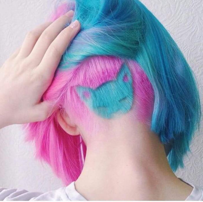 chica con corte de colores y tatuaje capilar de gato 