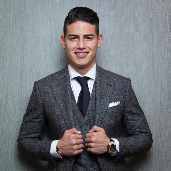 James Rodríguez, futbolista, llevando traje sastre