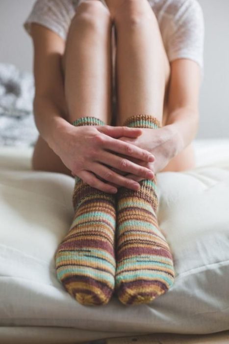 chica con calcetas en tiempo de calor