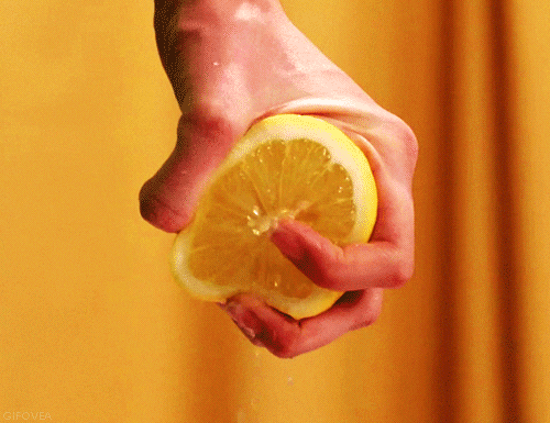gif mano de mujer exprimiendo un limón