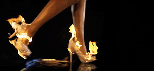 gif mujer caminando en zapatos altos en fuego