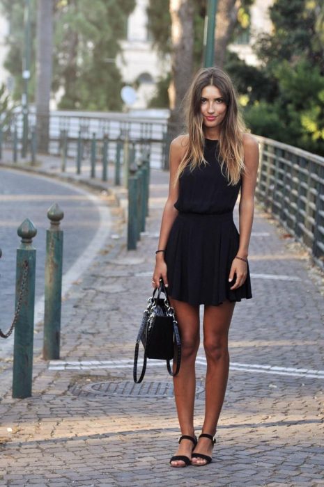 mujer con vestido y sandalias planas