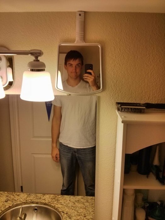 chico alto con espejo de mano