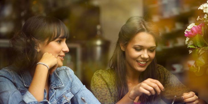 amigas platicando en café