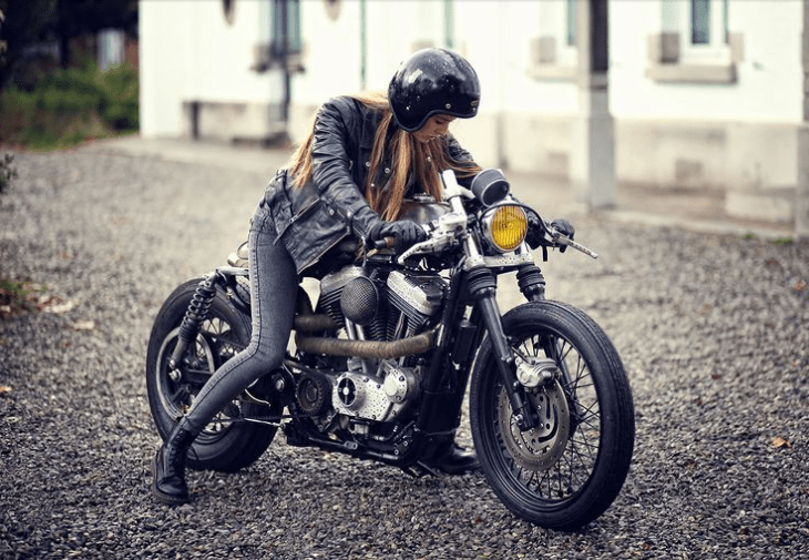 chica en motocicleta