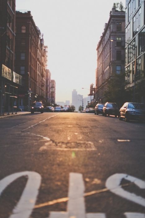 calles vacías al amanecer