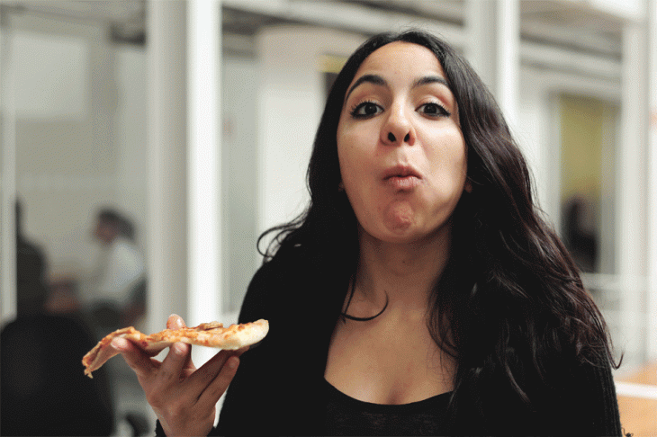 gif chica comiendo pizza