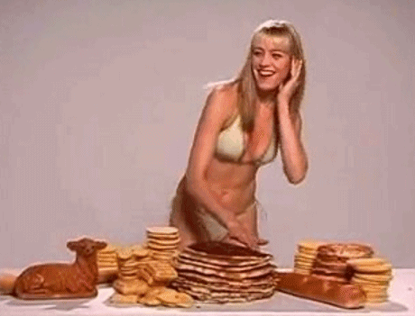 gif chica con panes y hotcakes